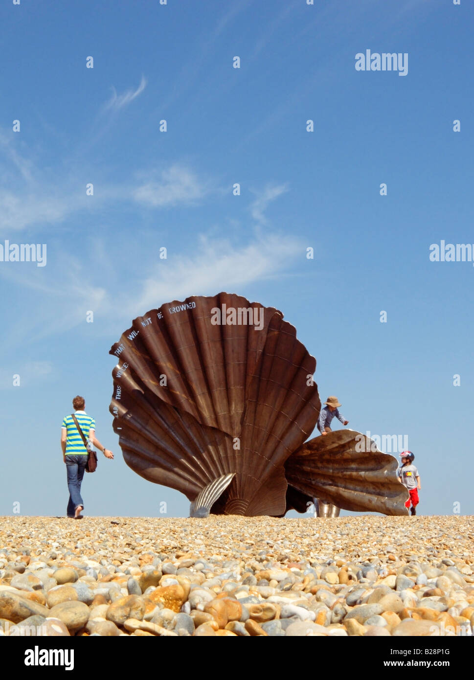 La scultura Scallop, dell'artista Maggi Hambling e dedicata a Benjamin Britten sulla spiaggia di Aldeburgh, Suffolk, Inghilterra, Regno Unito Foto Stock