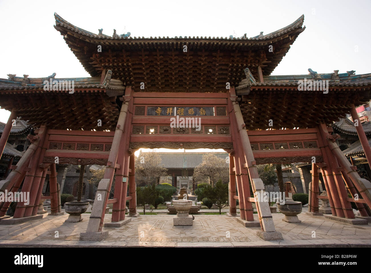 Memoriale di legno Archway della Grande Moschea nella zona musulmana di Xian Cina Foto Stock