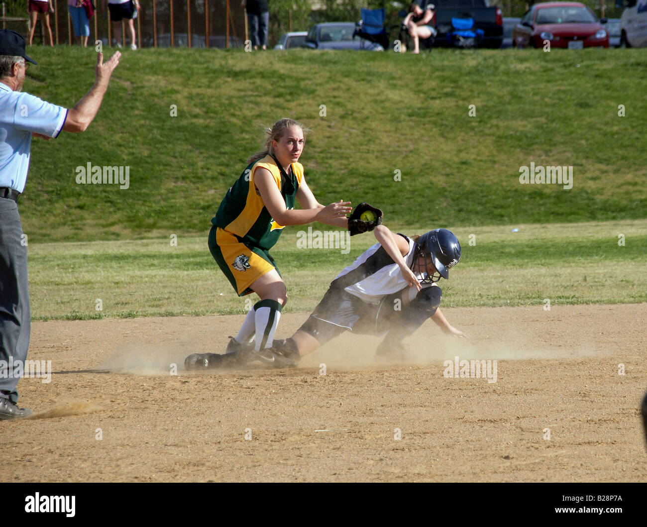 Pastella essendo tagged in high school softball game Foto Stock