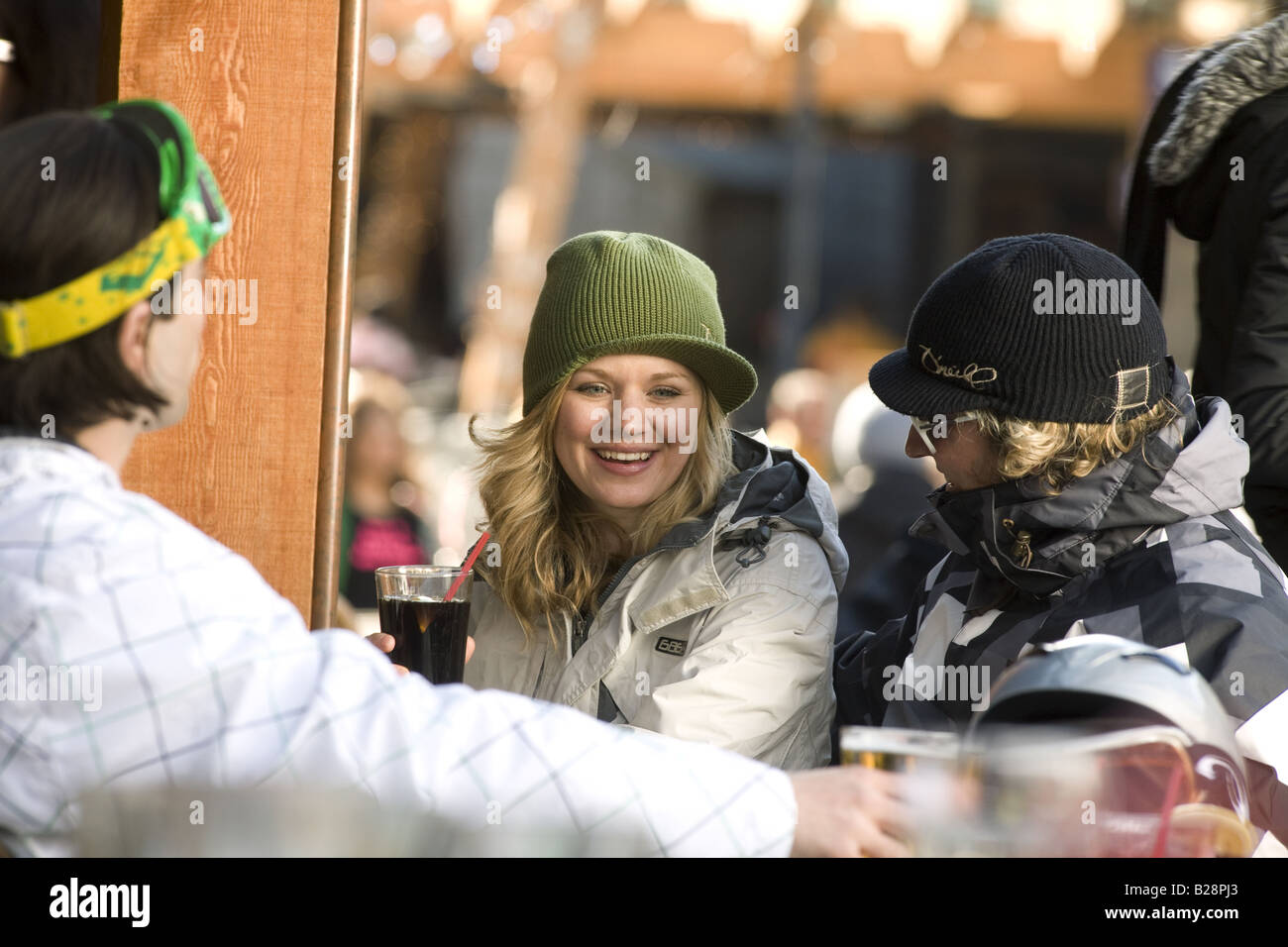 I giovani adulti godono di un dopo sci Whislter drink Village della Columbia britannica in Canada Foto Stock