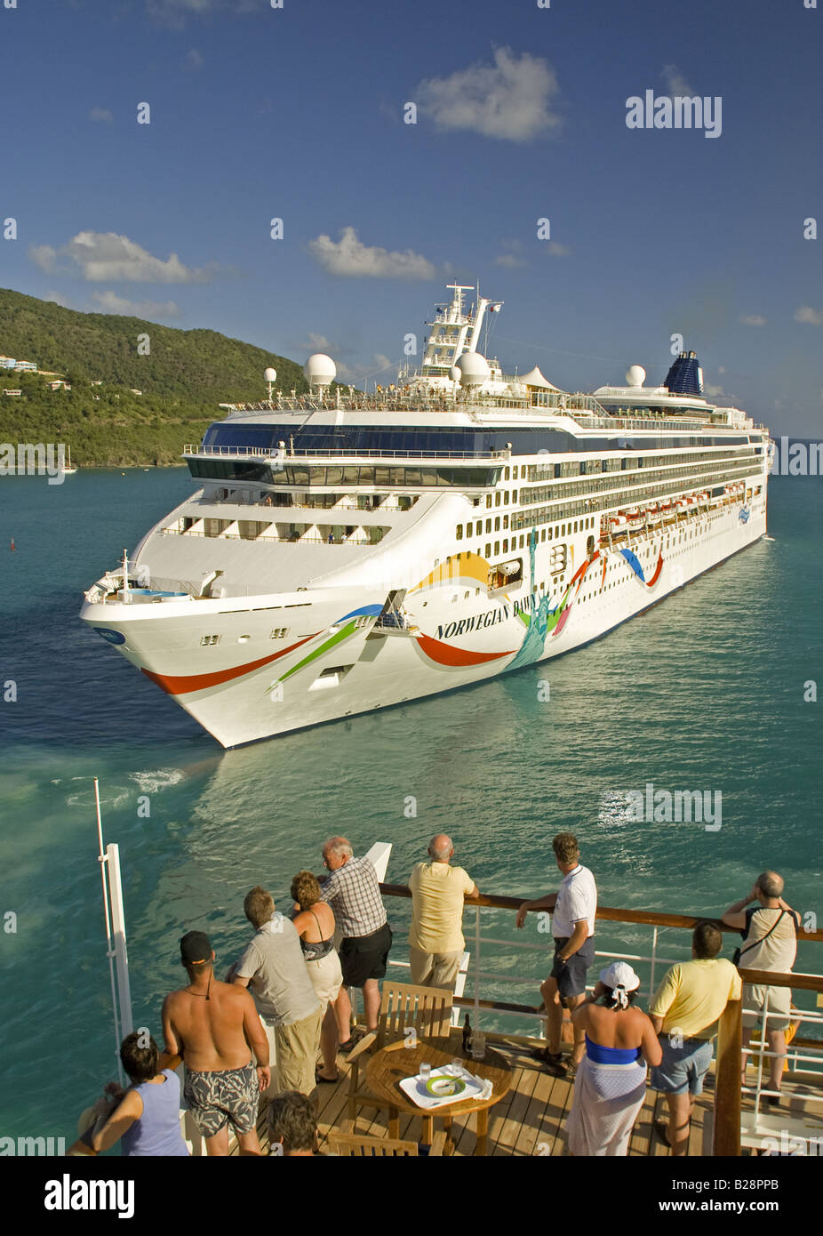 La nave di crociera norvegese Dawn della Norwegian Cruise Line, lasciando la porta a Tortola Foto Stock