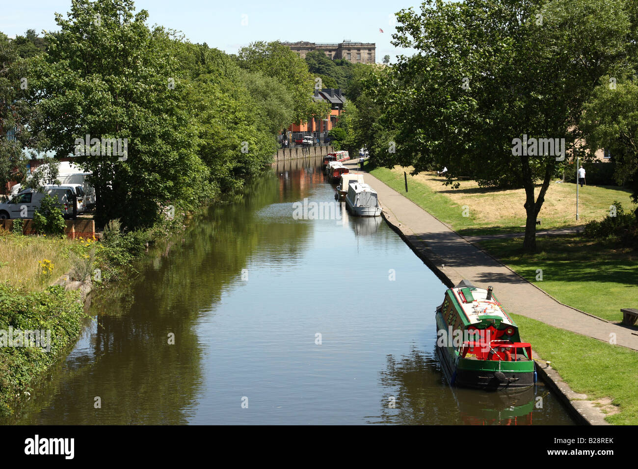 Narrowboats su un canale di Nottingham con Nottingham Castle a distanza Foto Stock