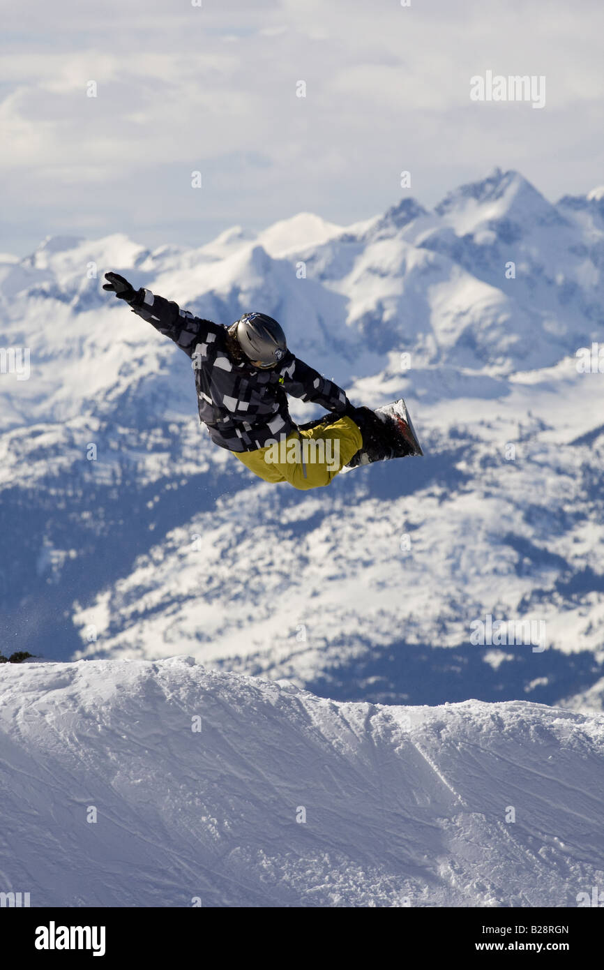 Gli appassionati di snowboard godendo lo snowboard park Whistler della Columbia britannica in Canada Foto Stock