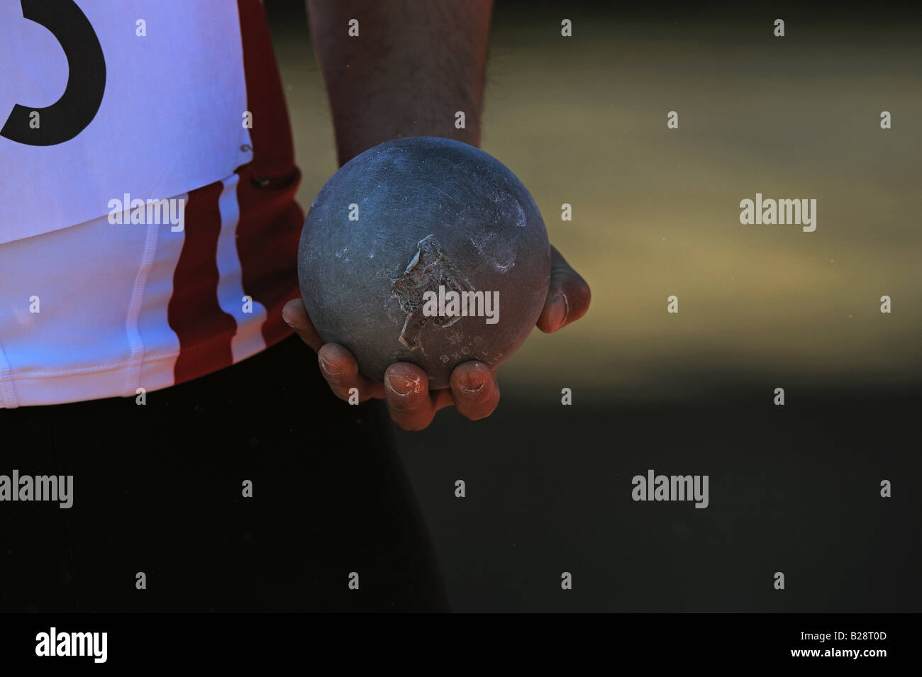 Atleta tenendo palla di metallo Foto Stock