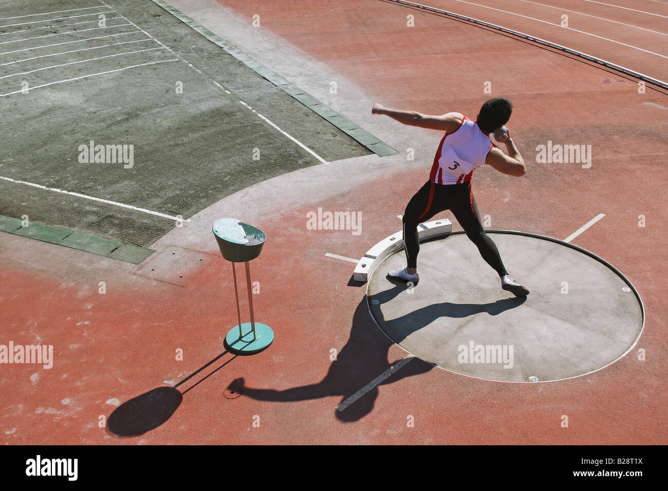 Shot Putter ottenere pronto a lanciare Foto Stock