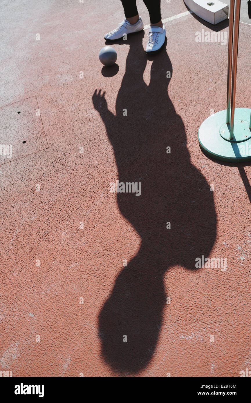 Shot Putter ottenere pronto a lanciare Foto Stock