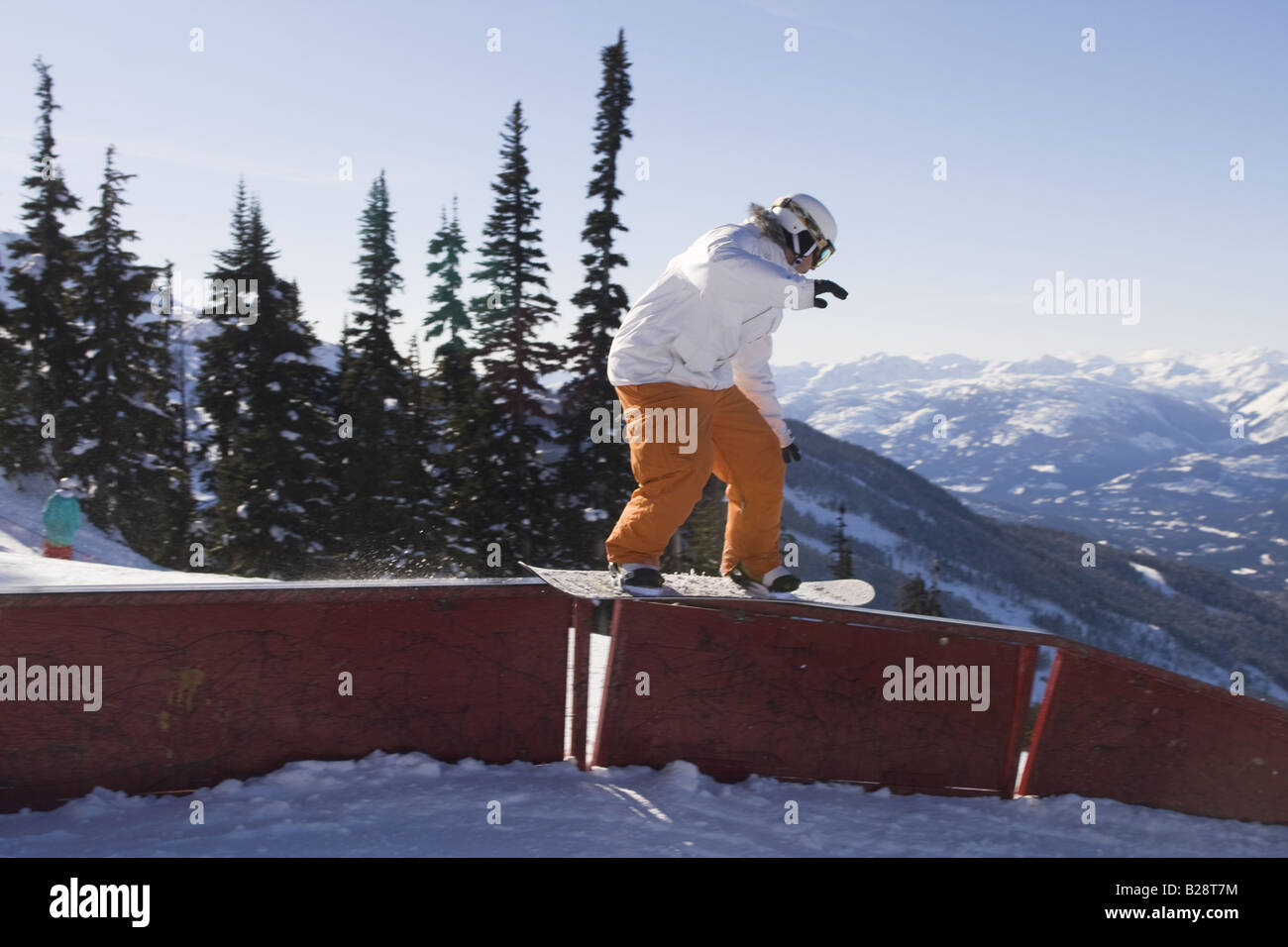 Gli appassionati di snowboard godendo lo snowboard park Whistler della Columbia britannica in Canada Foto Stock