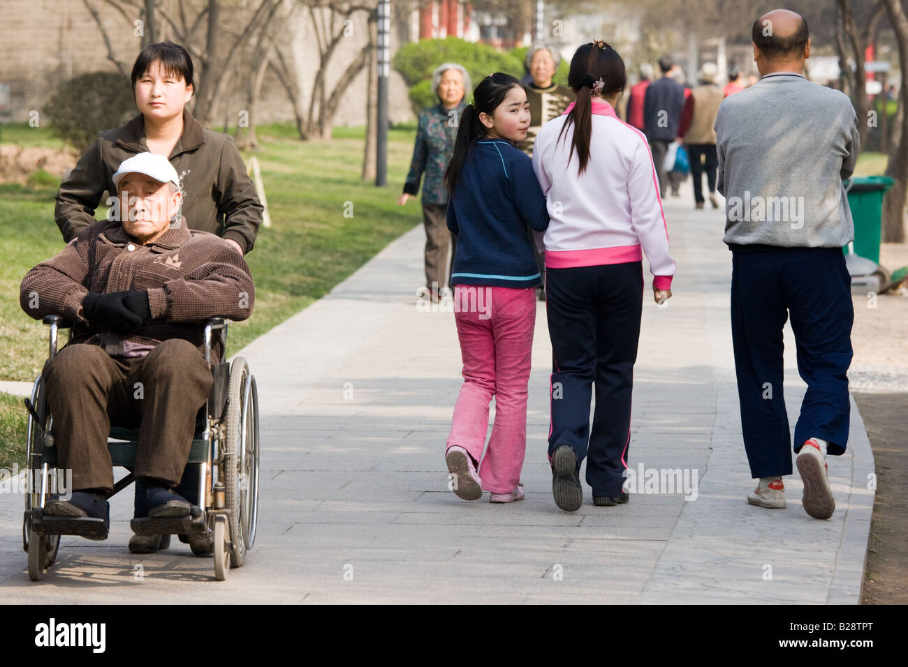 Persone passeggiata attraverso il parco dalla parete della città Xian la Cina ha una politica di bambino per limitare la popolazione Foto Stock