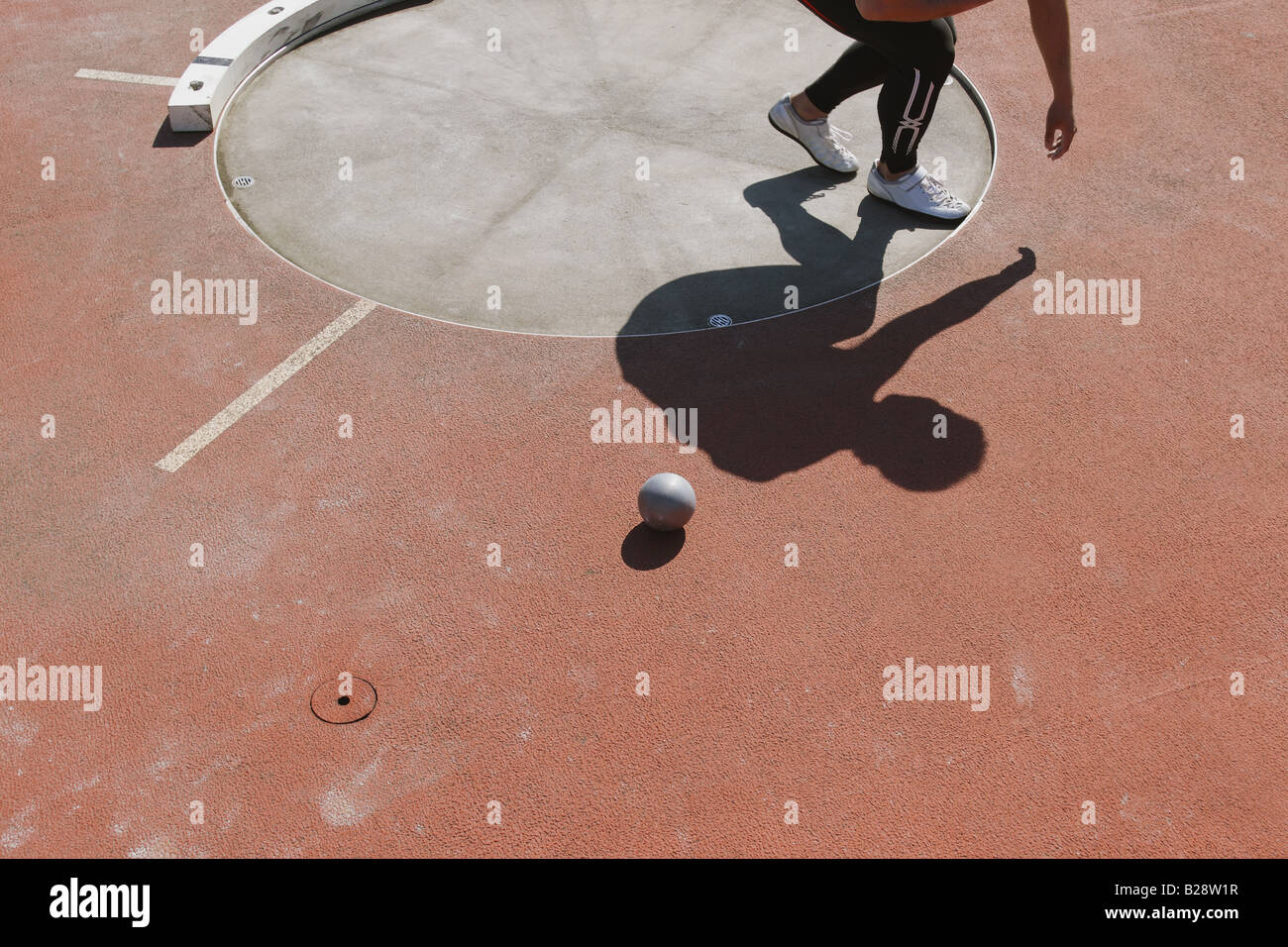 Shot Putter ottenere pronto a lanciare Foto Stock