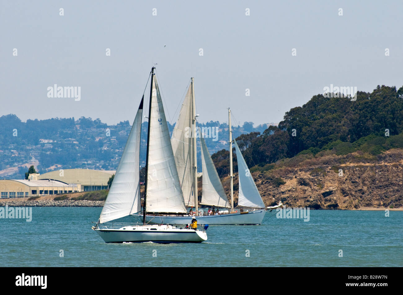 Due barche a vela che passa nella Baia di San Francisco Foto Stock