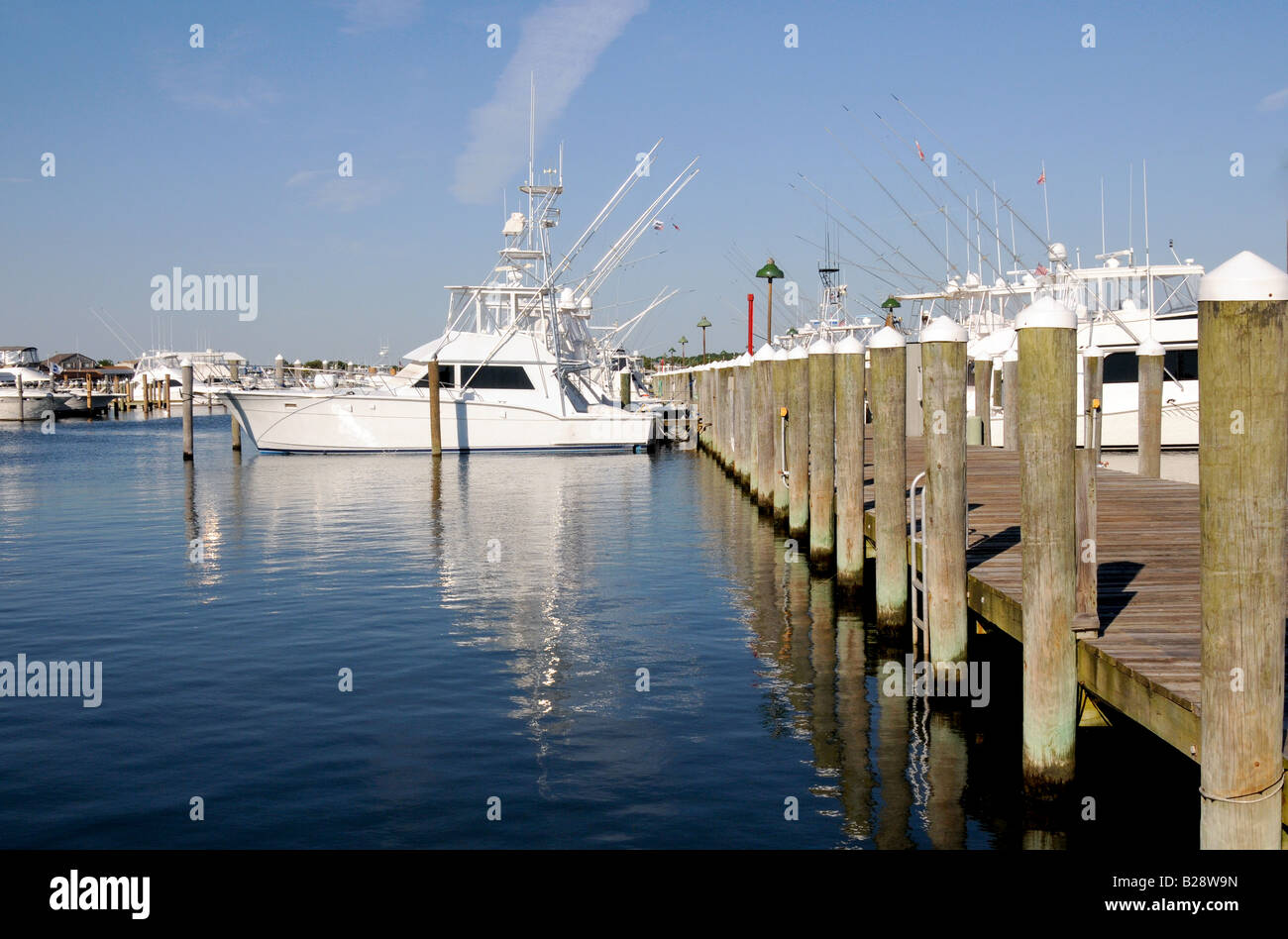 Yacht in slip Foto Stock