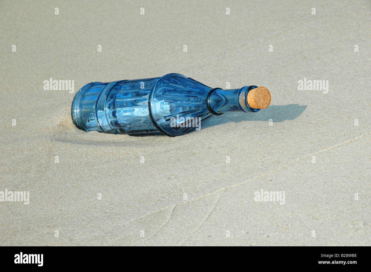Messaggio in un'annata bottiglia blu Foto Stock
