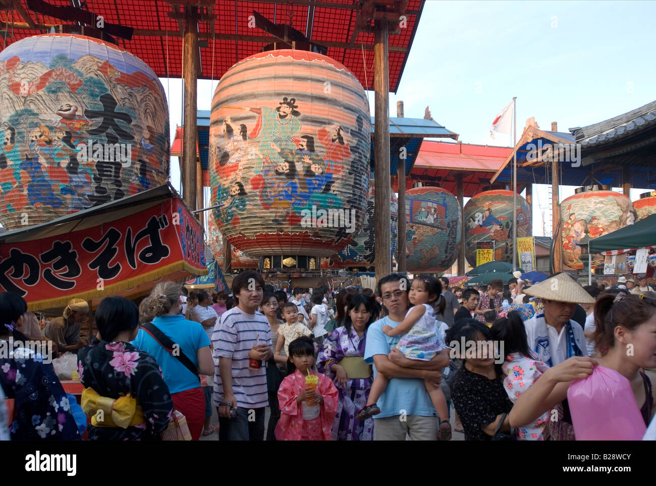 Il Isshiki Daichochin festa delle lanterne a Suwa Santuario visualizza il più grande lanterne di carta in Giappone che sono 10 metri di altezza Foto Stock