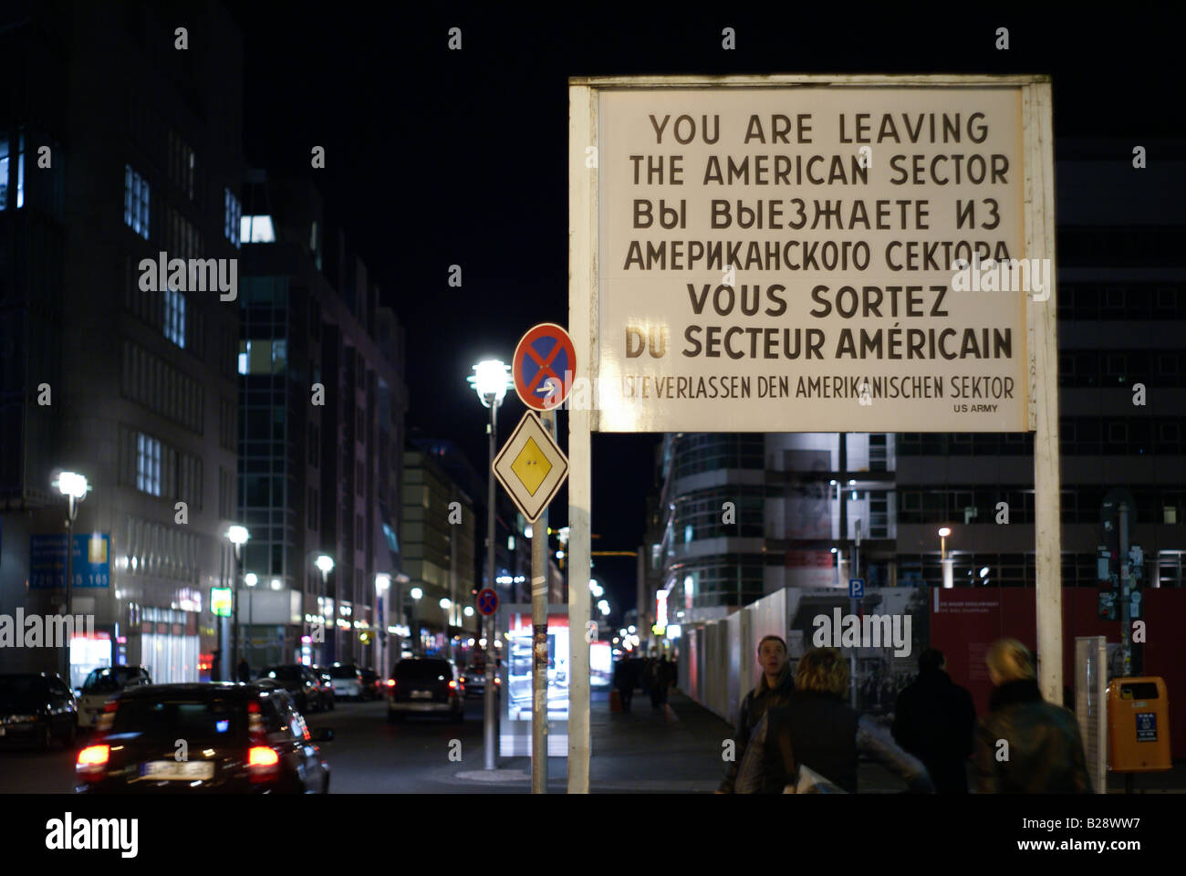 Segno il Checkpoint Charlie, che utilizzato per dividere Berlino tra americani e controllo sovietico. Foto Stock