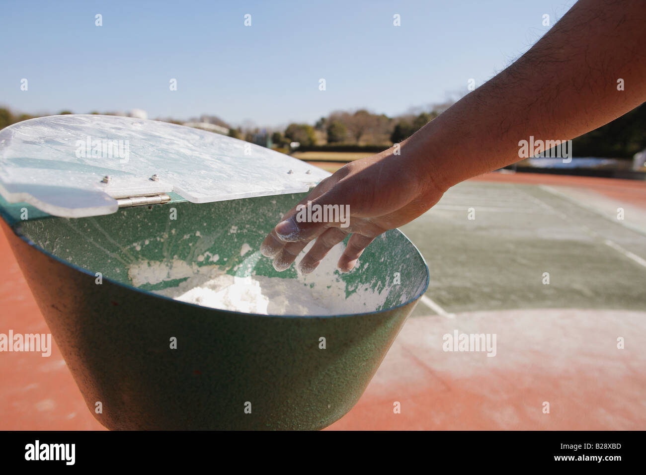 Atleta di raggiungere per Chalk nel recipiente Foto Stock