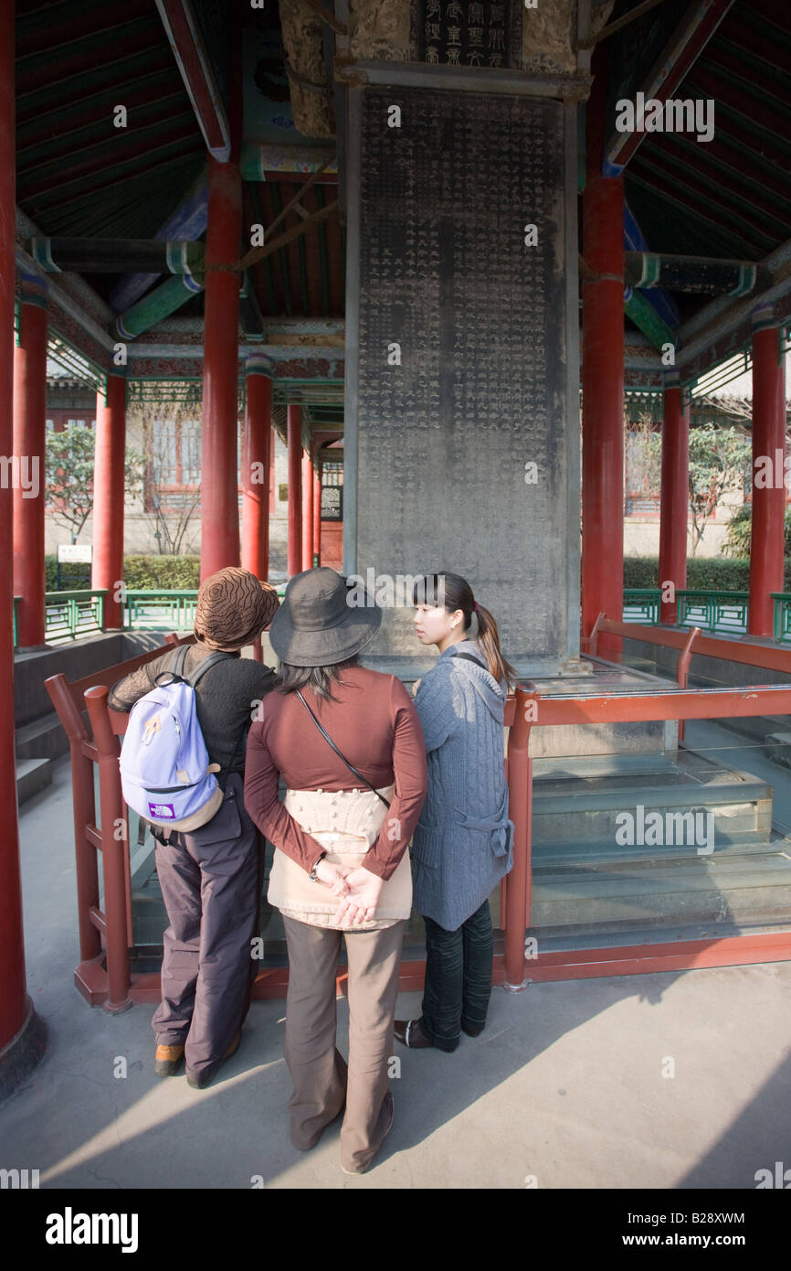Visitatori guardare la foresta di tavolette di pietra conosciuta anche come la foresta di stele Xian Cina Foto Stock
