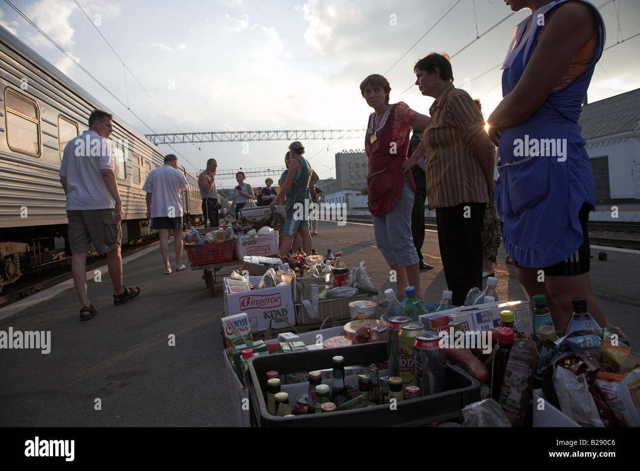 Venditori di frutta sul platform duirng Trans Siberian treno rotta tra Mosca e Irkusk Foto Stock