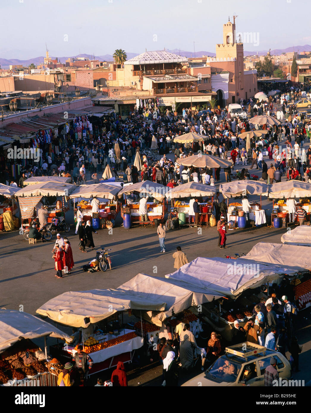 Il Marocco Marrakech con vista su Place Djemna el Fna Foto Stock