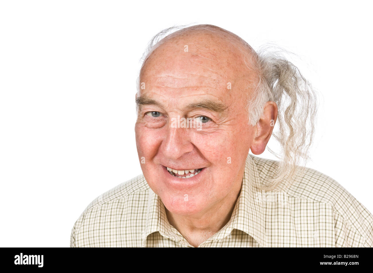 Un uomo anziano visualizzando il suo "comb-over' per coprire la sua balding testa contro un bianco puro (255) dello sfondo. Foto Stock