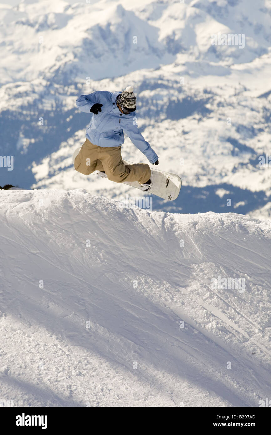 Gli appassionati di snowboard godendo lo snowboard park Whistler della Columbia britannica in Canada Foto Stock