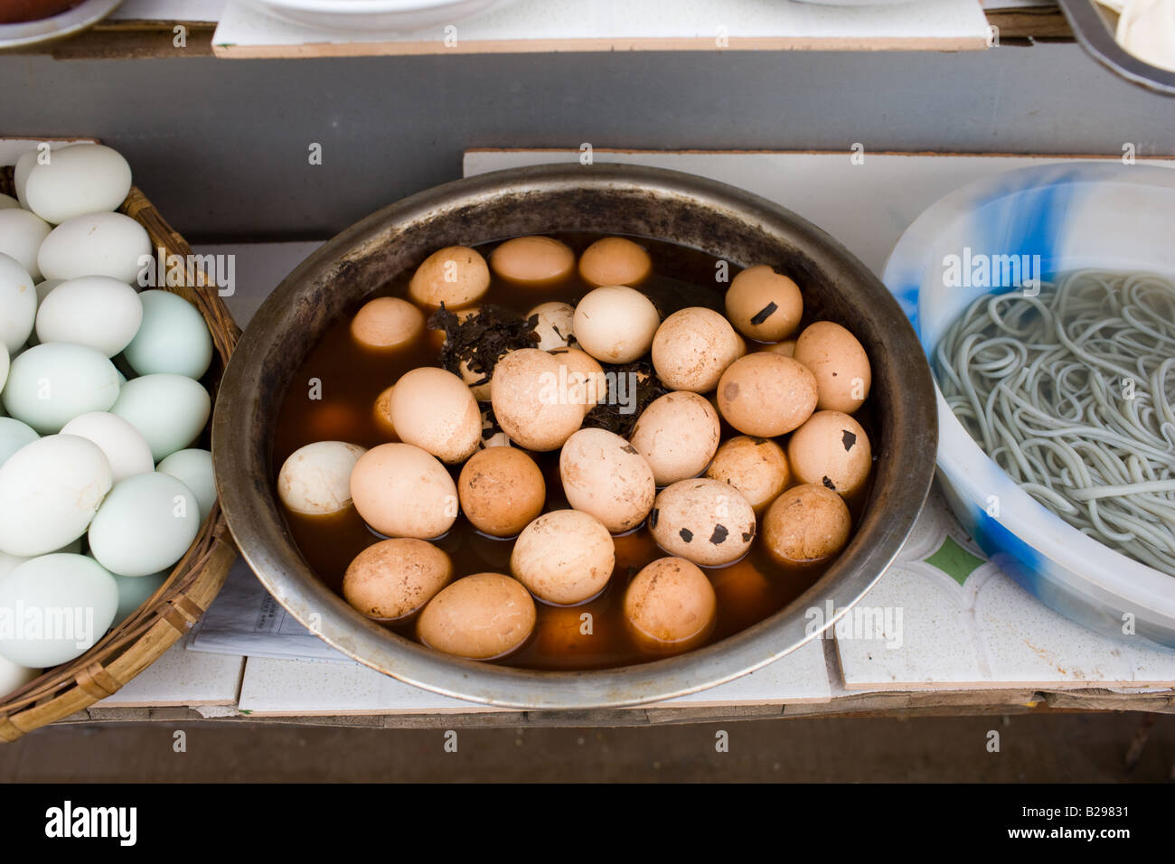 Conserve di millenaria uova 6 mesi sul display al cibo in stallo Fengdu Cina Foto Stock