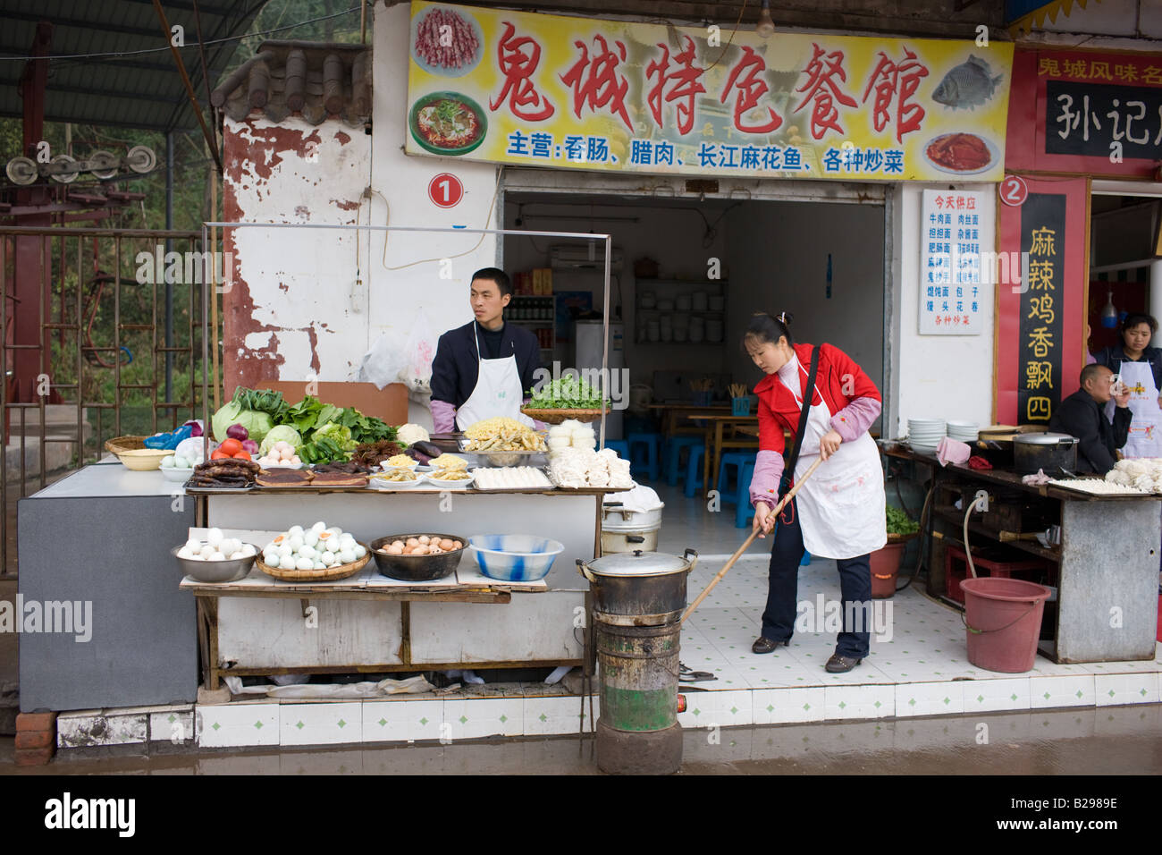 Ristorazione Snack a Fengdu Cina Foto Stock