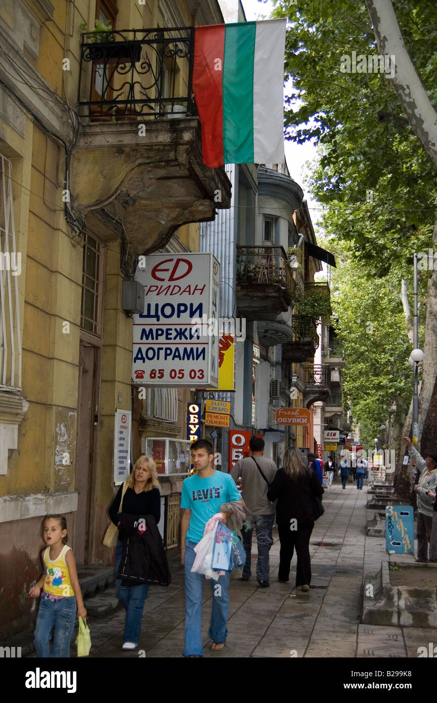 Scena di strada con la bandiera nazionale di Plovdiv Foto Stock