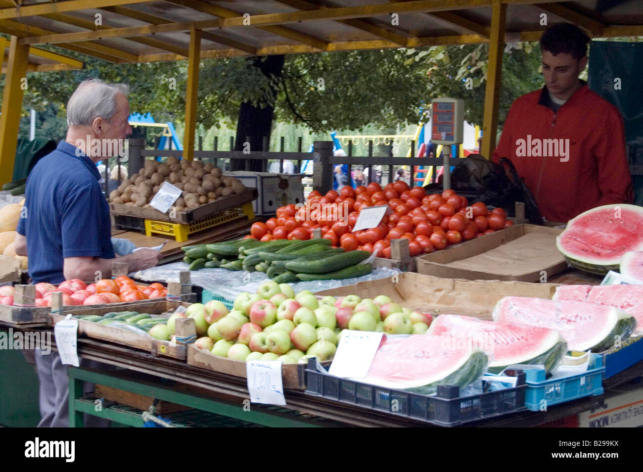 Frutta e verdura in un mercato di strada di Sofia Foto Stock