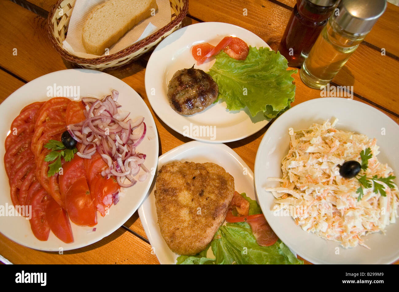 Pepe le frittelle con le polpette di carne e insalata di stile di Plovdiv Foto Stock