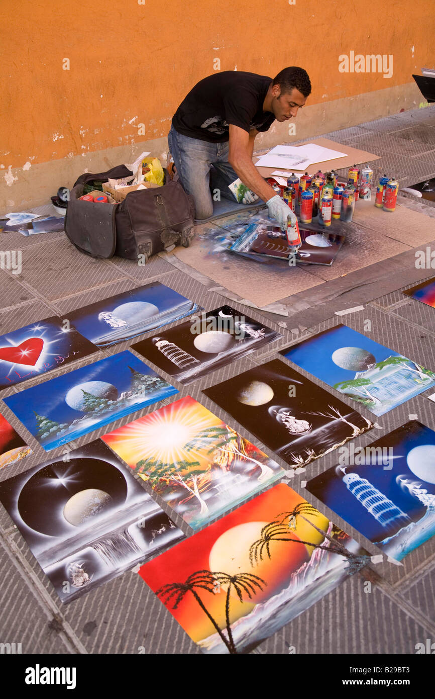 L'artista di strada la vendita di immagini colorate Pisa Toscana Italia Europa Foto Stock