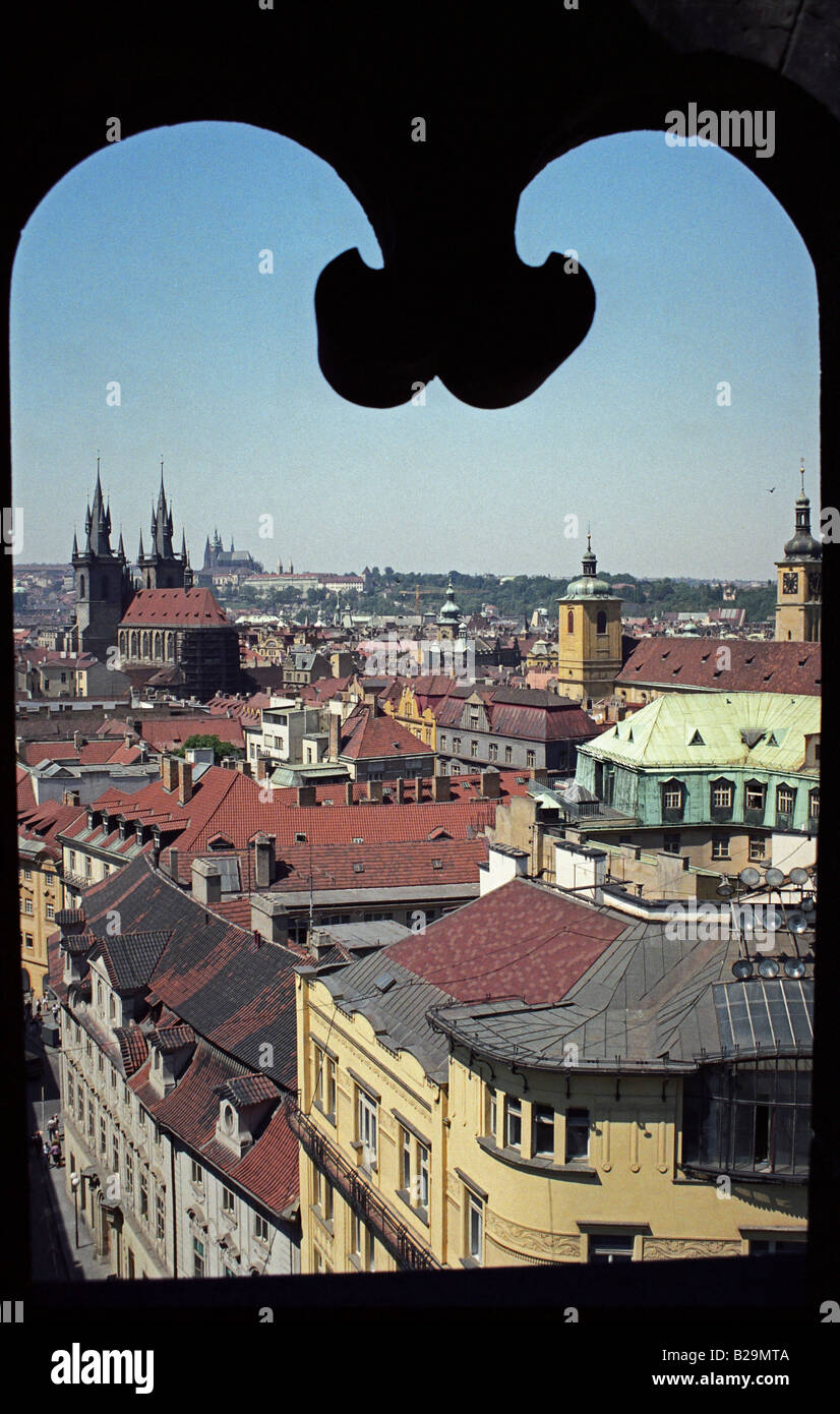 Tetto vista dalla Torre della Polvere, Praga, Repubblica Ceca Foto Stock