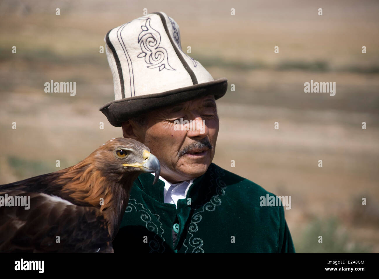 Via della Seta Kyrgyzstan Karakol Issyk Kul Lago Villaggio Kochten steppe Eagle con trainer Foto Stock
