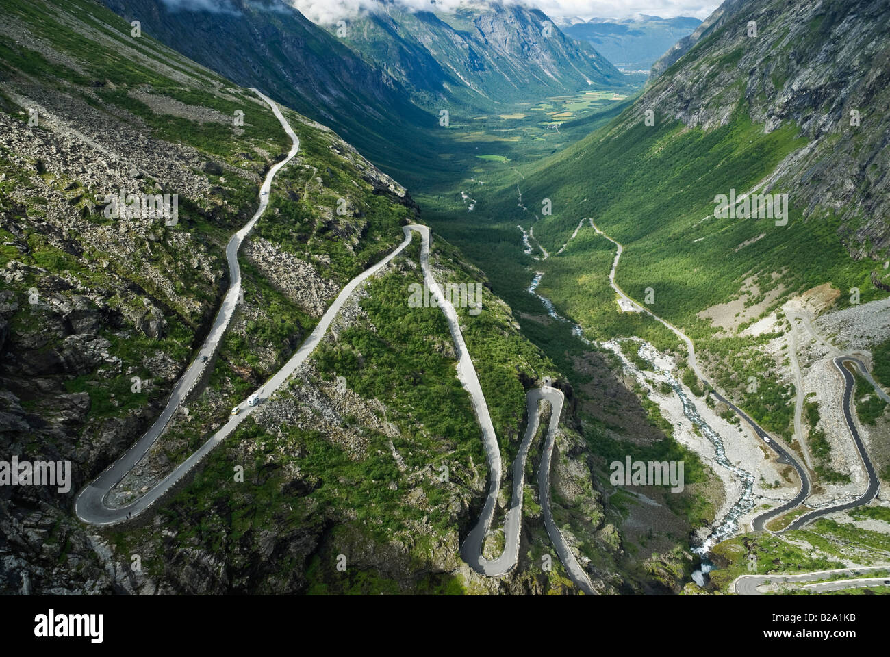 L'avvolgimento Trollstigen road e Rauma valley, Møre og Romsdal, Norvegia Foto Stock