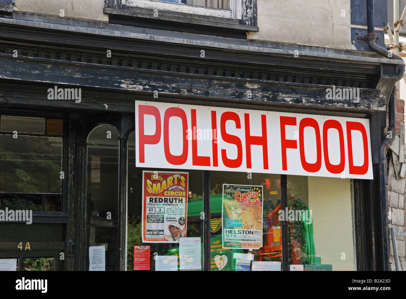 Un angolo shop in redruth,cornwall,uk ora vendono cibo polacco il locale est della Comunità europea Foto Stock