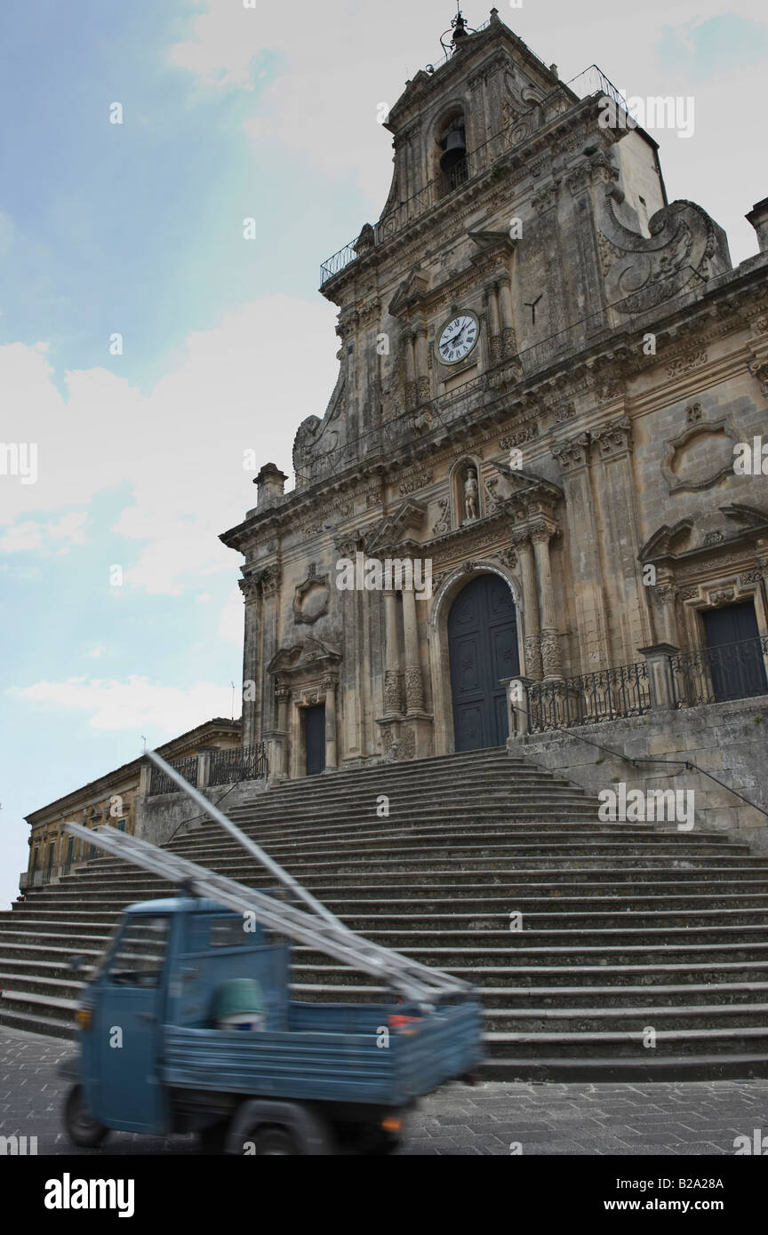 Piaggio tradizionale van nella parte anteriore della chiesa di San Sebastiano Foto Stock
