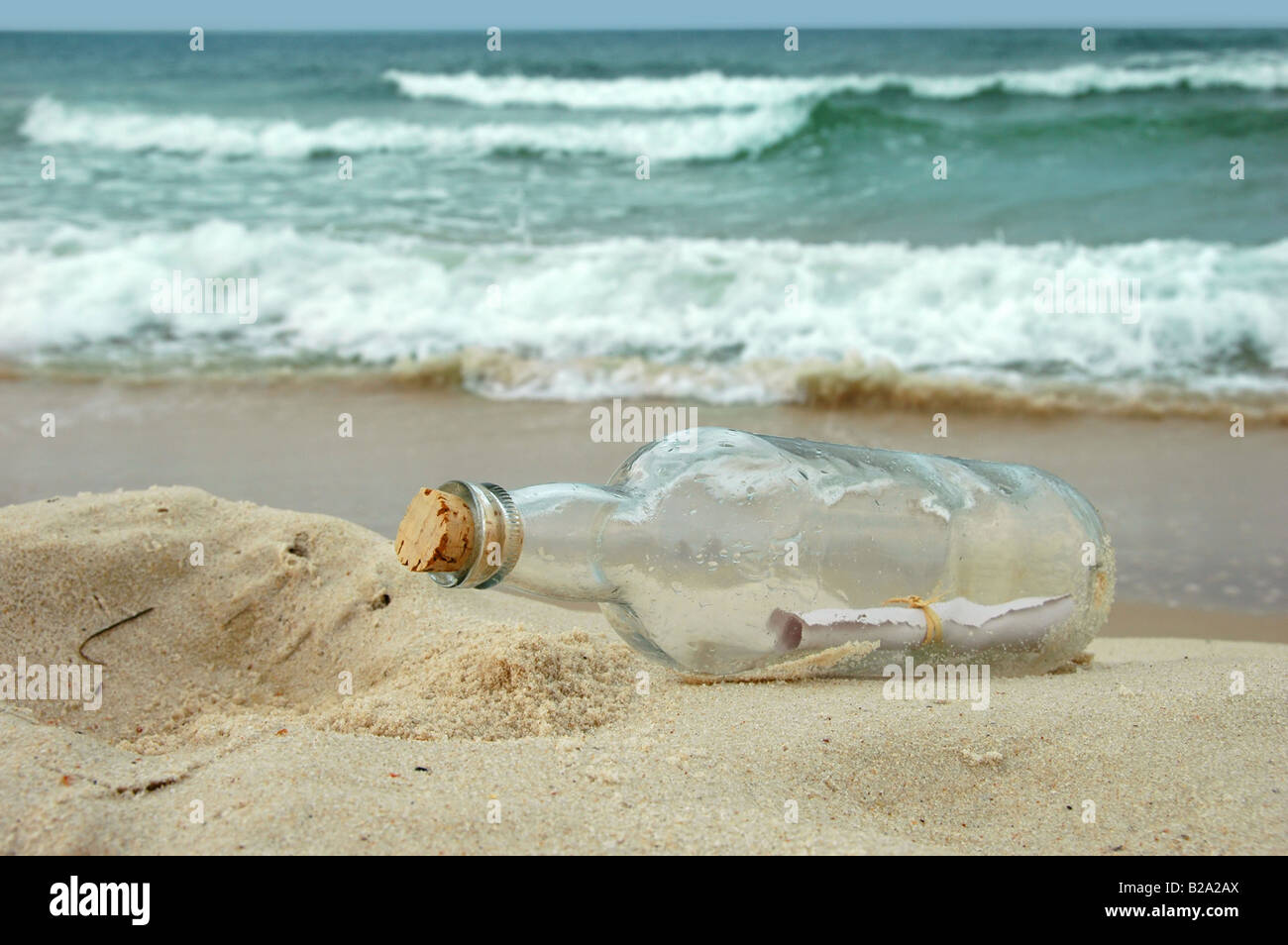 Un messaggio in bottiglia lavato su un lontano shore Foto Stock