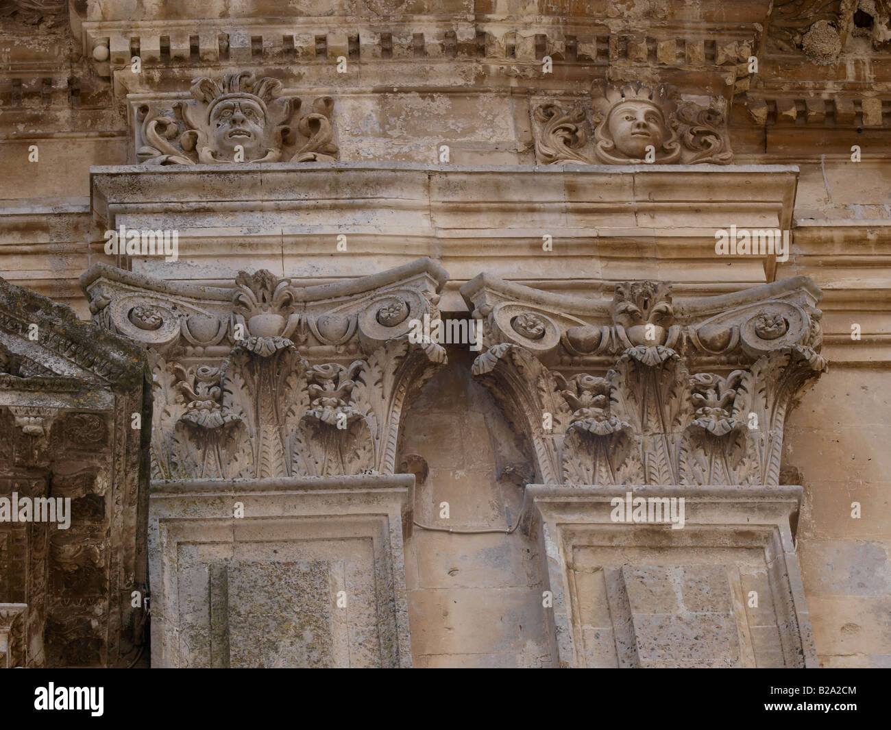 Dettaglio della chiesa barocca facciata con nido di rondine Foto Stock