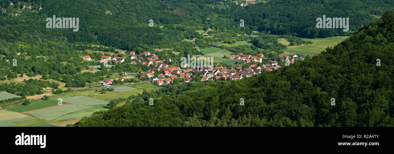 Foresta di colline coperte di Foresta Veldensteiner e villaggio di Leutenbach in Svizzera Franconain regione Baviera, Germania Foto Stock