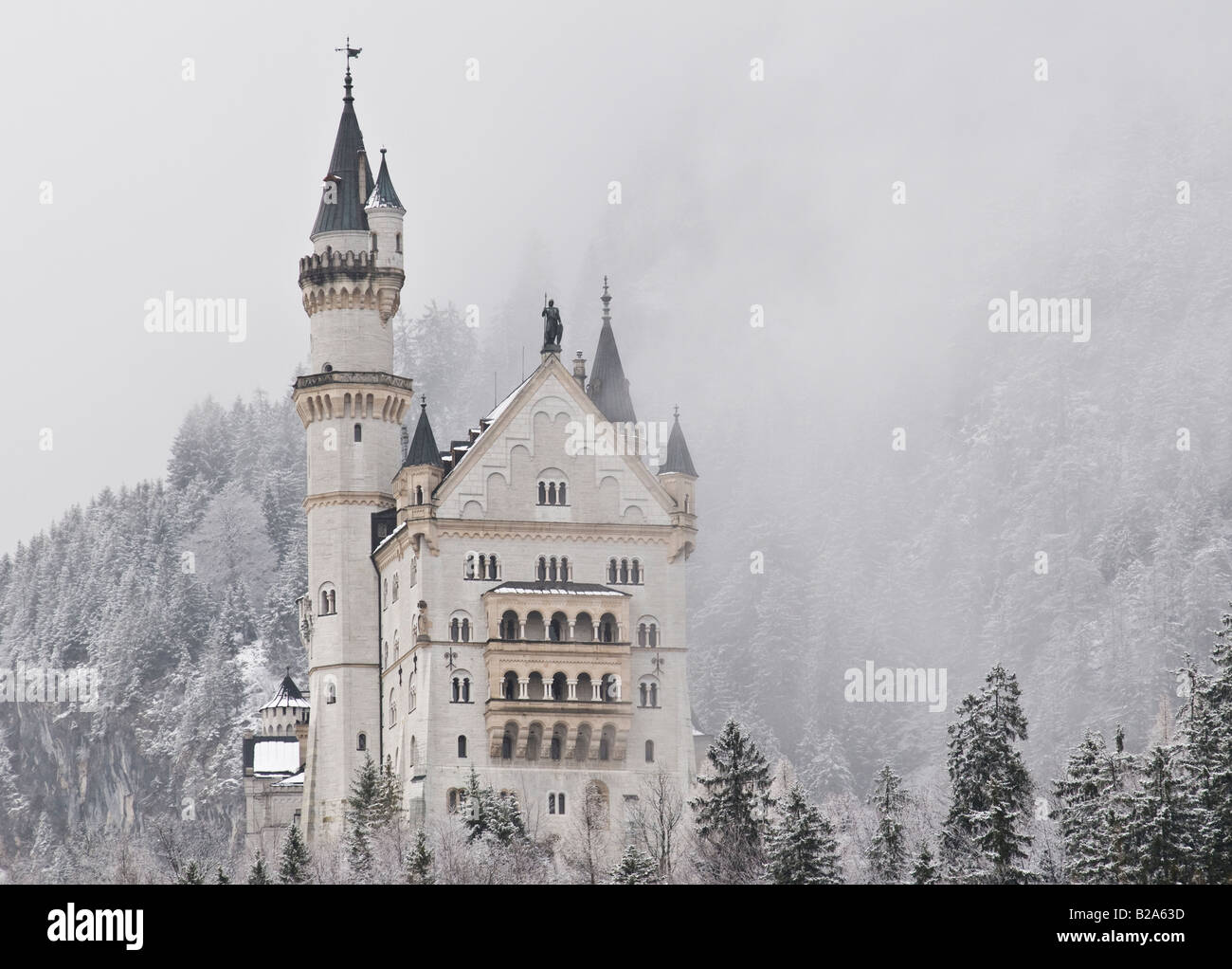 Montagne coperte di neve circondano il famoso castello di Neuschwanstein, Schwangau, Baviera, Germania Foto Stock