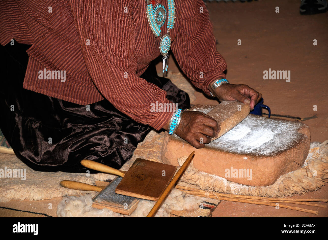 La macinazione del granturco in un impasto di farina di grano in Navajo Hogan in Monument Valley Navajo Tribal terre, Utah, Stati Uniti d'America Foto Stock