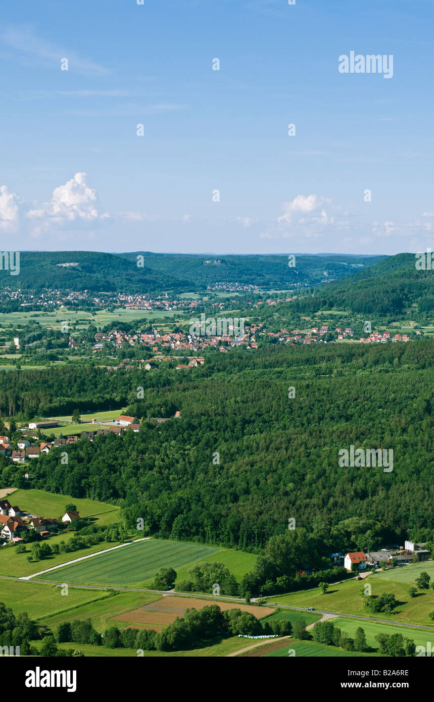 Vista su campagna della Franconia e il villaggio di Kolmreuth da Walberla hill, Franconia, Germania Foto Stock
