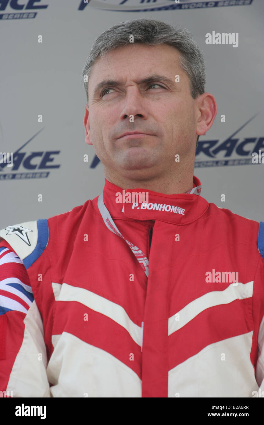 Paul Bonhomme attende per accettare il suo trofeo per il secondo posto conquistato a Detroit, Michigan durante il 2008 Red Bull Air Race World Series. Foto Stock