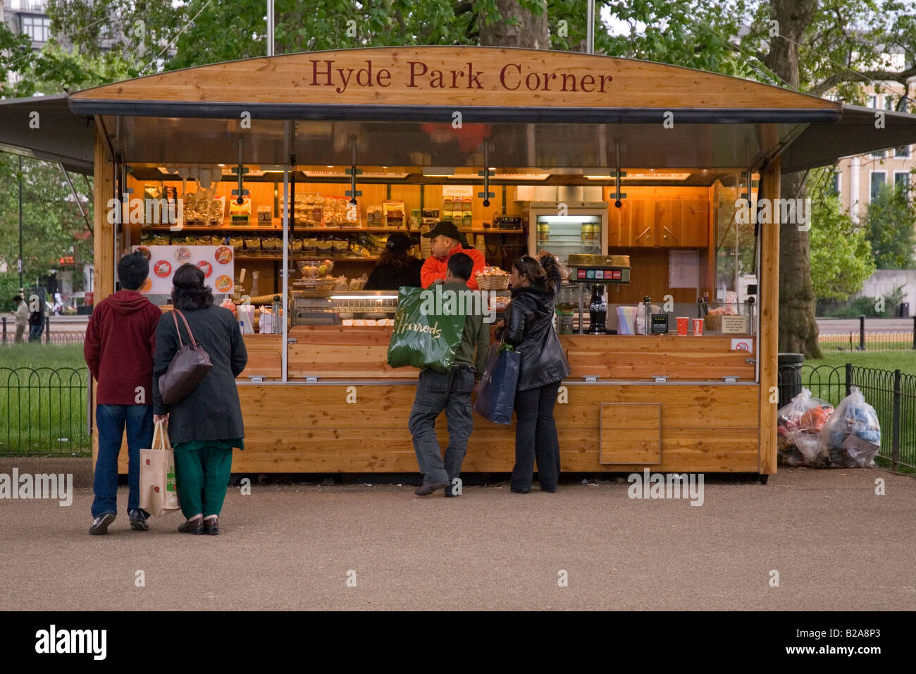 Pressione di stallo di snack, Hyde Park Corner, persone persona con un Harrods shopping bag, Hyde Park, Londra, Inghilterra, Gran Bretagna, Europa Foto Stock