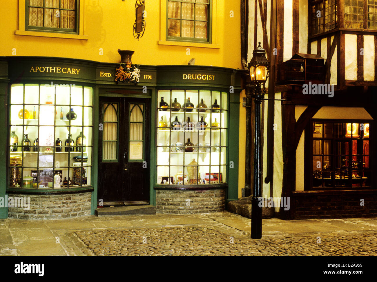 Museo del Castello di York Victorian Street Negozi Negozio finestra lampione marciapiede Yorkshire England Regno Unito Foto Stock