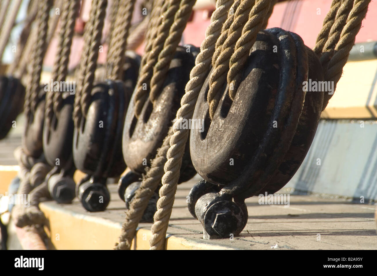 Tall nave a vela Rigging puleggia per funi still life Foto Stock Tall nave a vela Rigging puleggia per funi still life Foto Stock