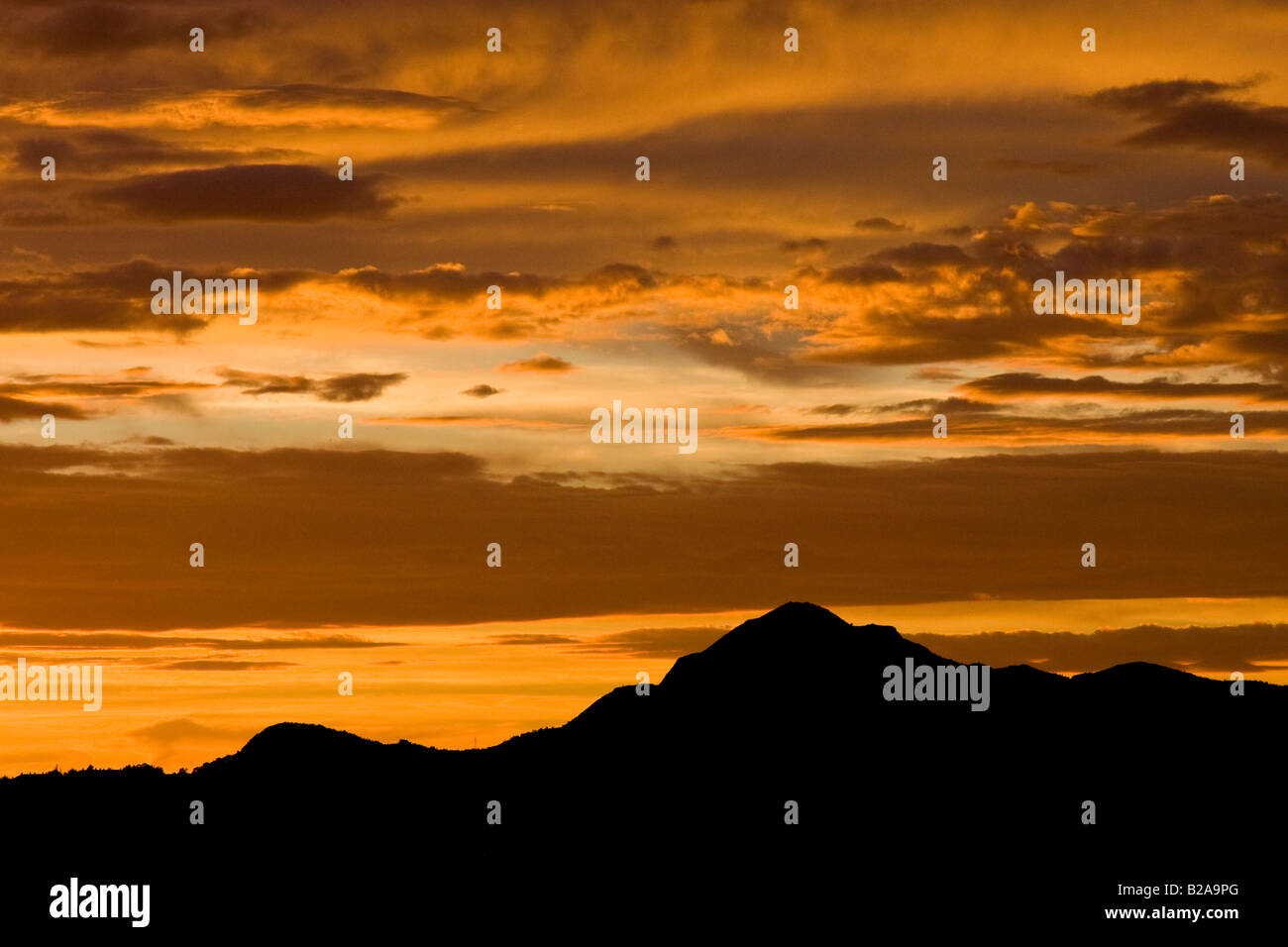 Tramonto sulla montagna Lyderhorn, al di fuori di Bergen, sulla costa occidentale della Norvegia. Uno dei sette monti che circondano Bergen. Visto da Nordaas. Foto Stock