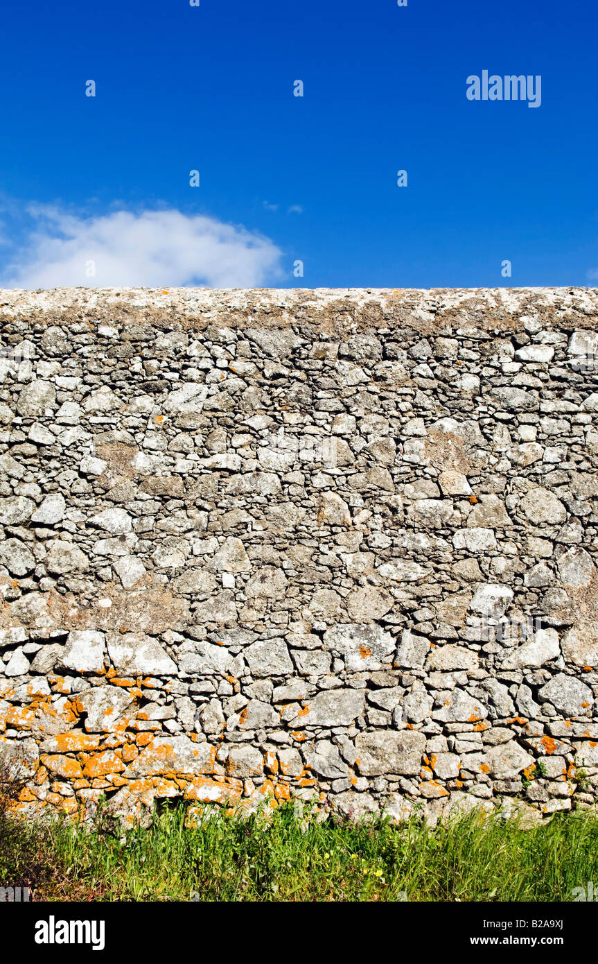 Rustico antico muro di pietra splendidamente conservati in un lucido giorno Foto Stock