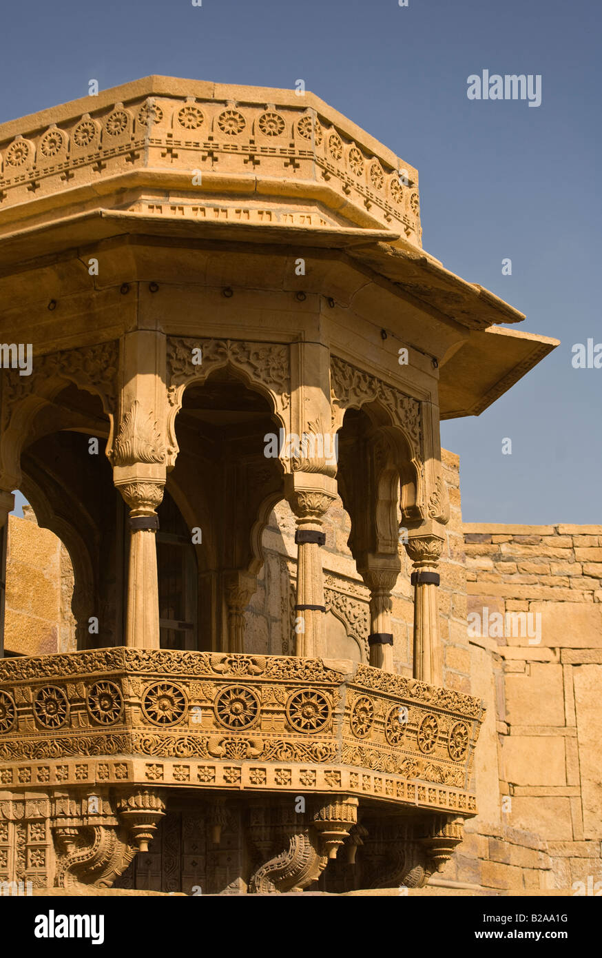 Intricate sculture di pietra arenaria della torretta di visualizzazione del maharaja S PALACE si trova all'interno di JAISALMER FORT RAJASTHAN IN INDIA Foto Stock