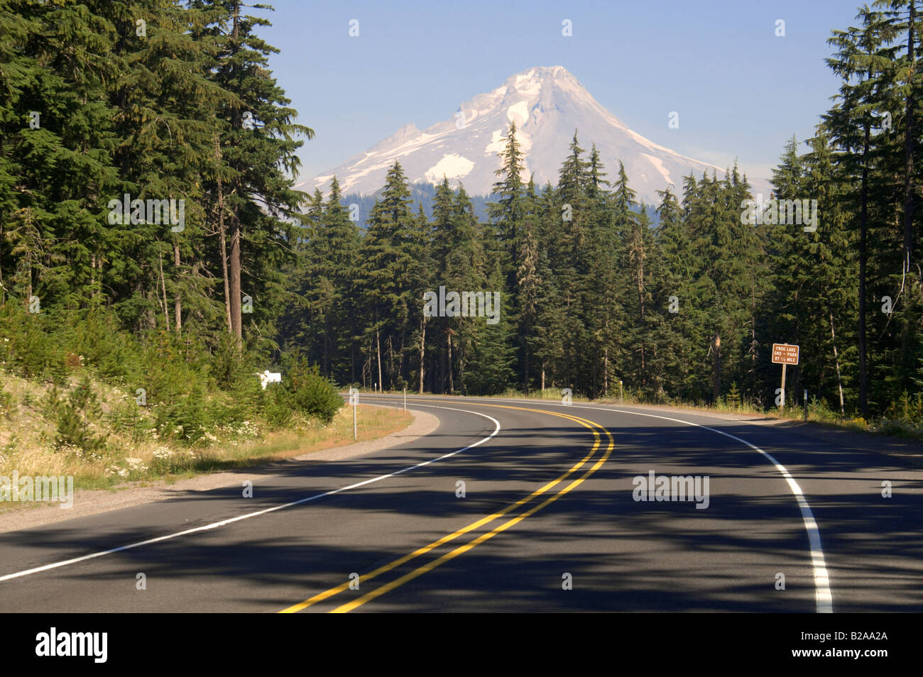 L'Autostrada 26 Sud di Mt. Il cofano guardando a nord per la montagna in Oregon State. Foto Stock