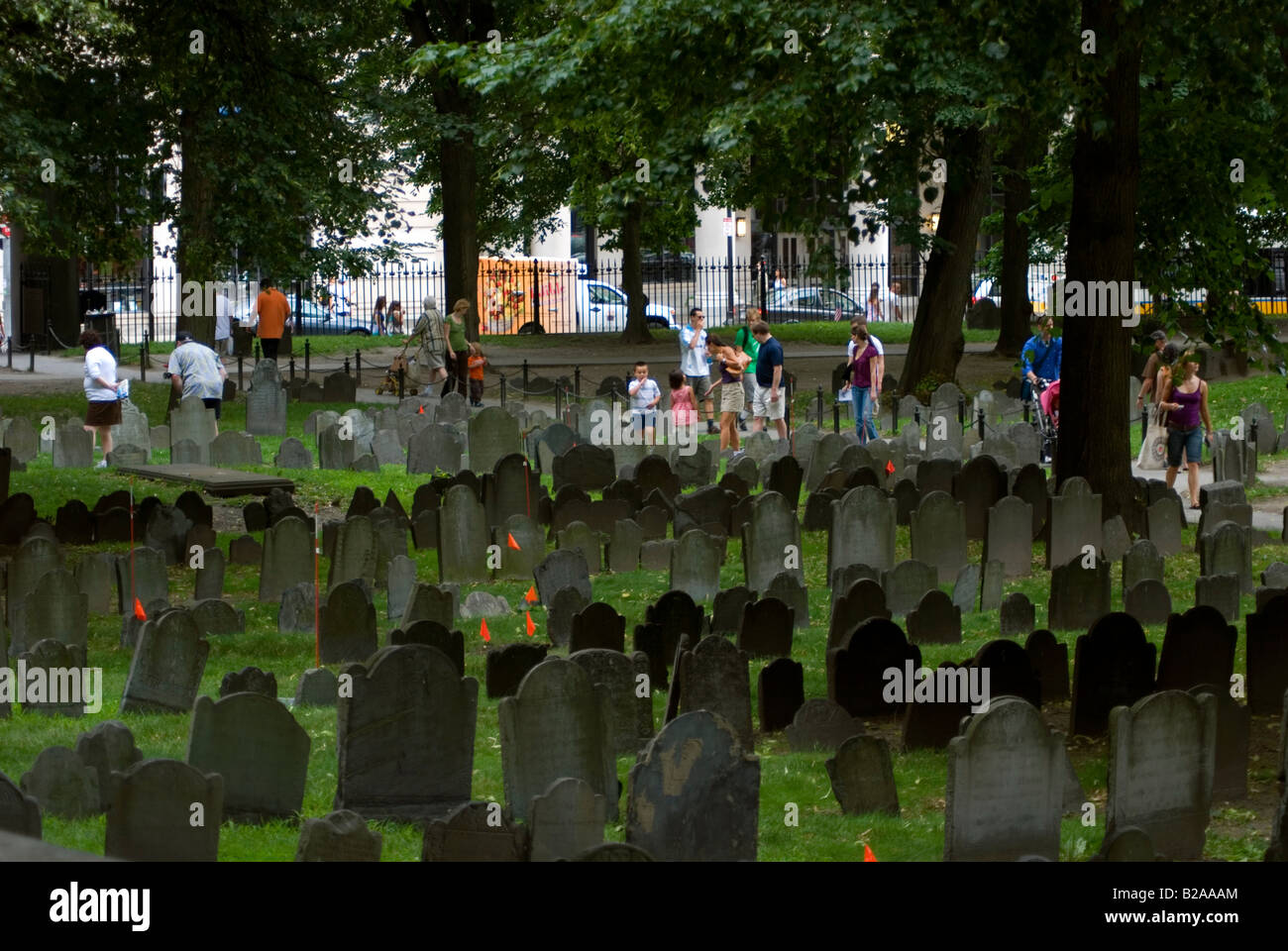 I turisti che visitano il granaio di terra di seppellimento di Boston MA Foto Stock